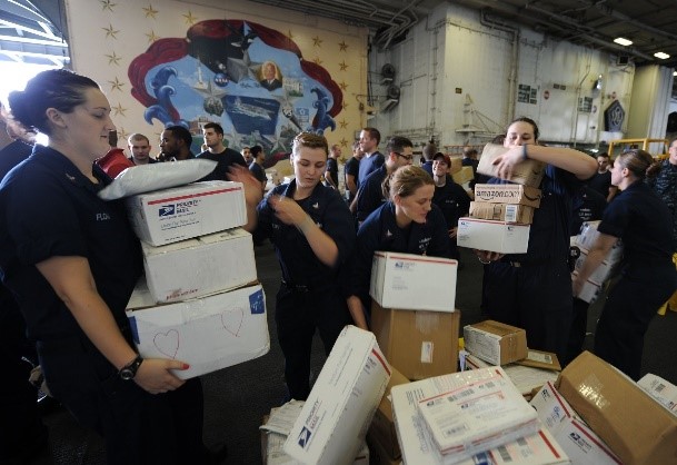 Thumbnail for the post titled: El Servicio Postal se alista para llevar saludos festivos a miembros en servicio en todo el mundo